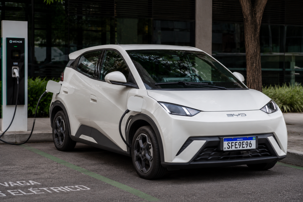 BYD Dolphin Mini carregando - carro elétrico como melhor opção para motoristas de Uber em 2026
