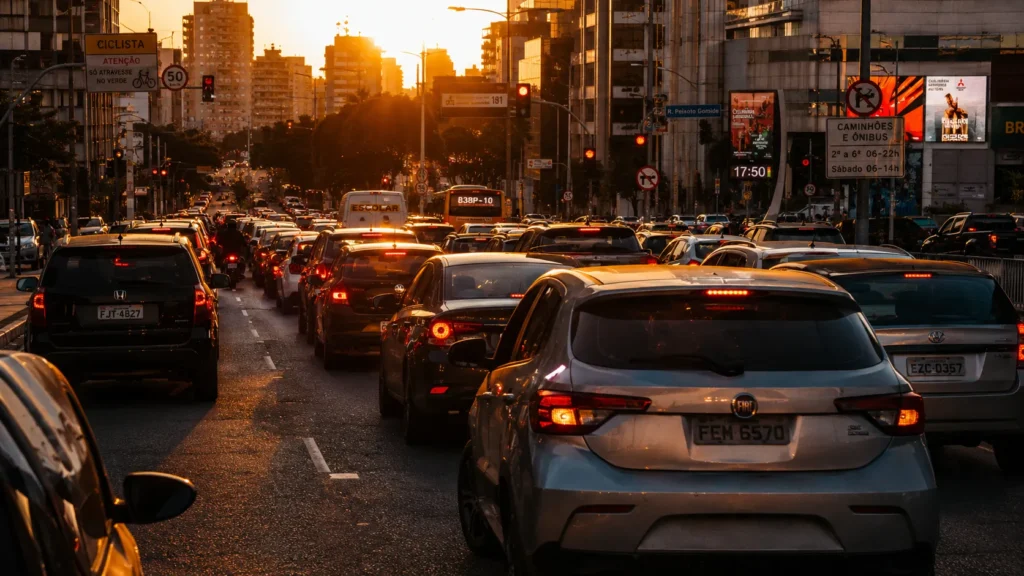 Trânsito urbano intenso com carros enfileirados ilustrando o desgaste por uso severo que exige manutenção preventiva.